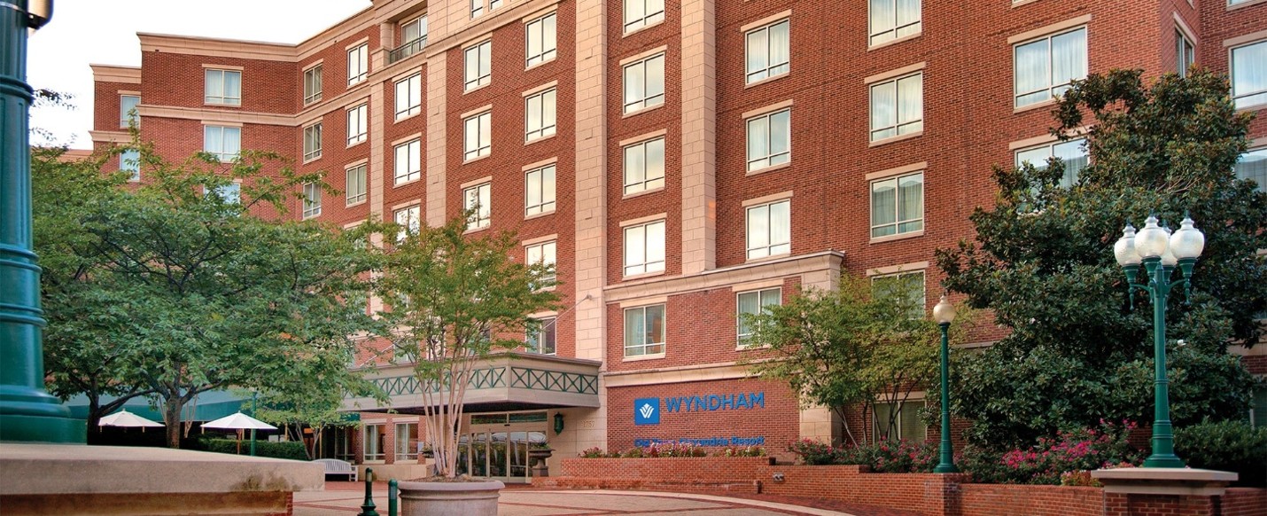 Exterior of Club Wyndham Old Town Alexandria with courtyard